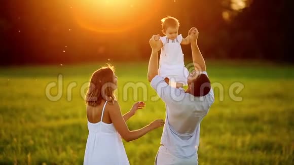 幸福的家庭日落时分的母亲父亲和女儿视频的预览图