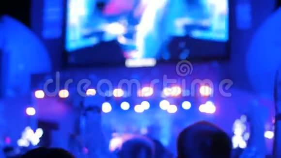 人们晚上在舞台前举行电子音乐音乐会视频的预览图