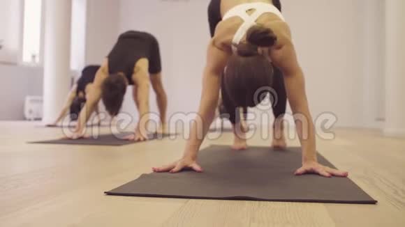 瑜伽课做瑜伽练习的人视频的预览图