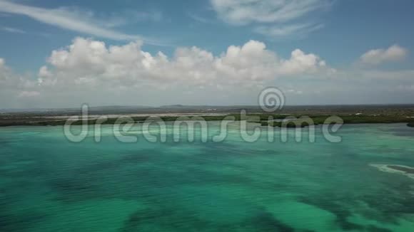 海滨海岸博内尔岛加勒比海航空无人机顶上视频的预览图