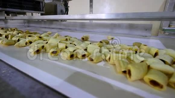 食品厂的饼干生产线视频的预览图