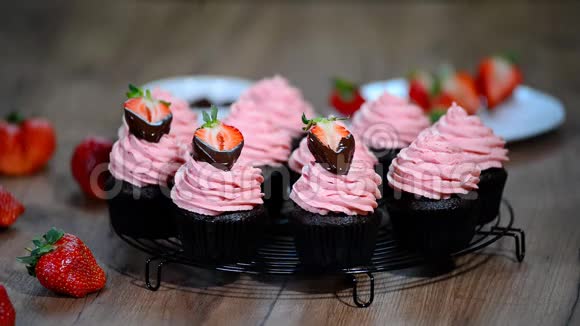 巧克力蛋糕和草莓奶油视频的预览图