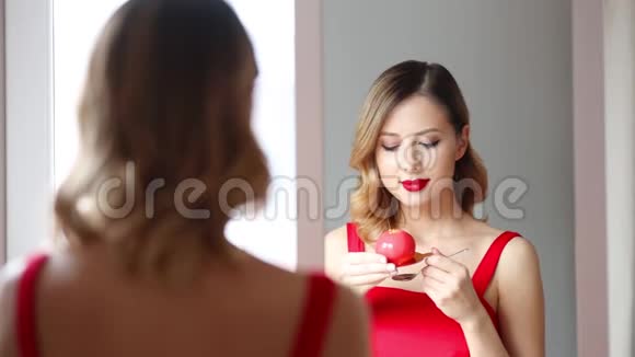 年轻的红发女人在吃蛋糕视频的预览图