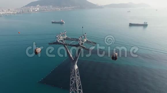 海上缆车的鸟瞰图视频的预览图