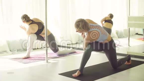 两个女人在工作室做瑜伽练习视频的预览图