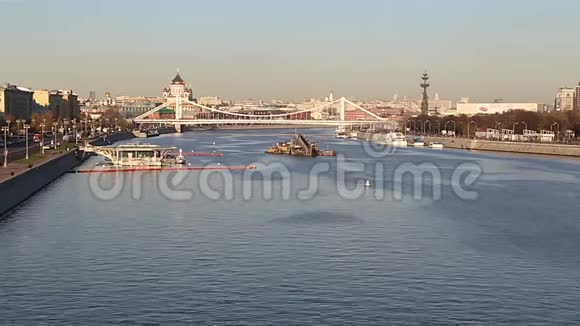 莫斯科河和河堤日莫斯科俄罗斯视频的预览图
