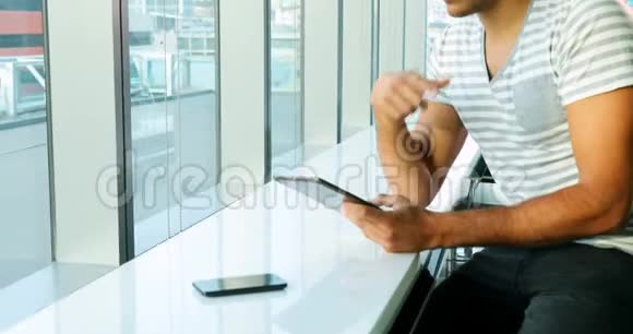 男性高管使用数字平板电脑4k视频的预览图
