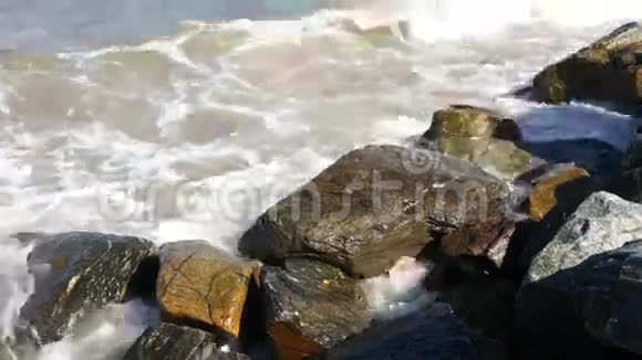阿伯丁海岸的岩石和波浪视频的预览图