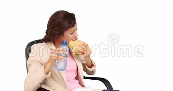 女商人午餐吃三明治视频的预览图