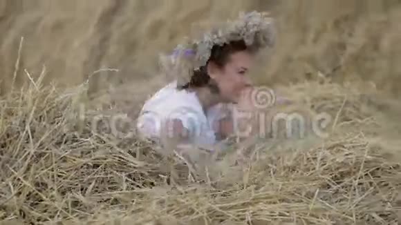 站在花圈里躺在草堆里的少女视频的预览图