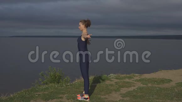 瑜伽女人穿运动服精力集中视频的预览图