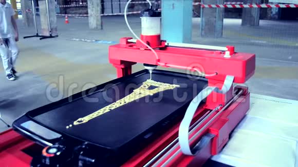 3D打印机打印不同形状的液体面团薄饼视频的预览图
