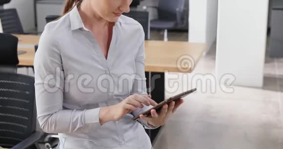 女性高管使用数字平板电脑4k视频的预览图