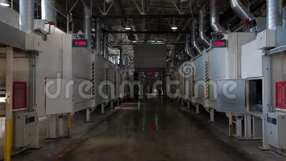机器中心生产层压胶带视频的预览图