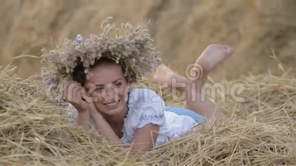 站在花圈里躺在草堆里的少女视频的预览图