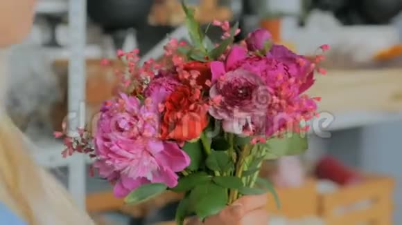 在花店做漂亮花束的专业花艺师视频的预览图
