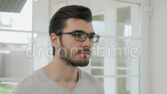 戴眼镜的胡子男的肖像视频的预览图