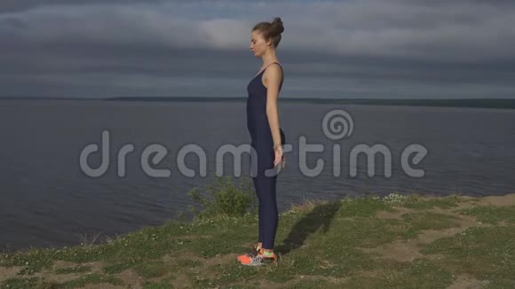 运动服瑜伽女性户外瑜伽练习视频的预览图