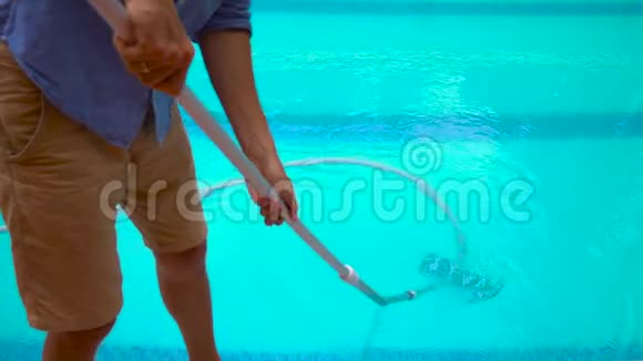 池的服务和维护打扫游泳池视频的预览图