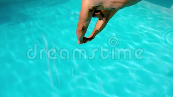 运动游泳者潜入游泳池视频的预览图