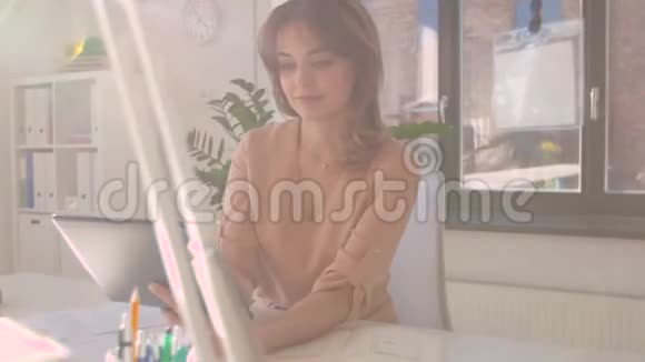 有平板电脑的女商人在办公室工作视频的预览图