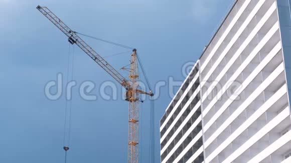 多层建筑施工房子和建筑起重机的天空背景视频的预览图