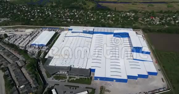 建设大型厂房工业外部从空中全景建筑工地金属结构视频的预览图
