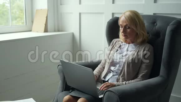 专心致志的女人在家工作视频的预览图
