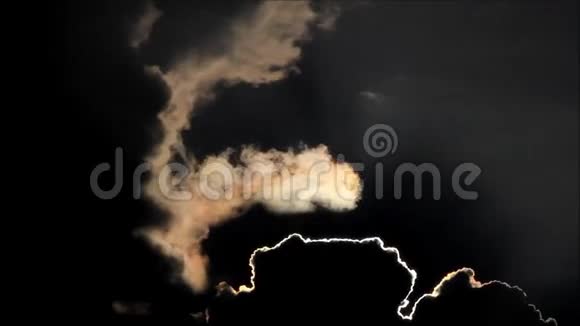 黑色背景下的乌云视频的预览图