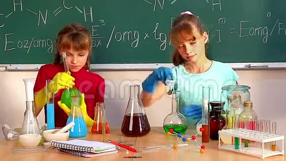 化学课上的孩子们视频的预览图