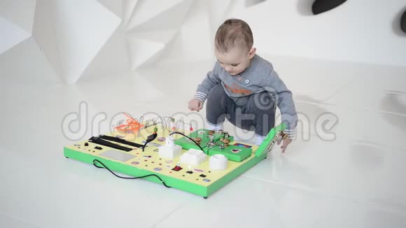 小男孩专心地玩忙碌的棋盘视频的预览图
