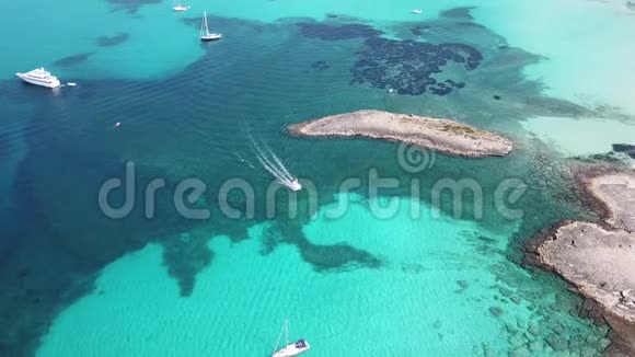 令人惊叹的无人机空中景观迷人的海滩埃斯特伦茨和船与一个绿松石海视频的预览图