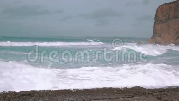大海浪冲击海岸视频的预览图