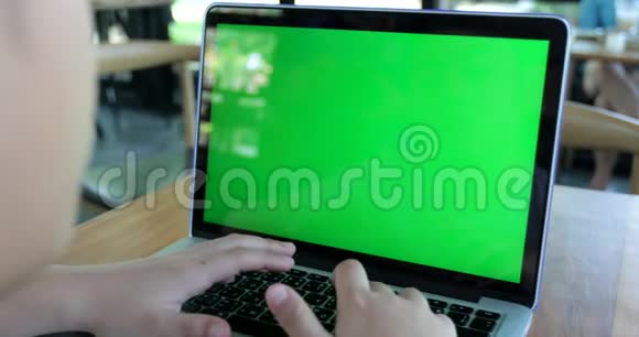 年轻的亚洲女性使用带有绿色屏幕的笔记本电脑视频的预览图
