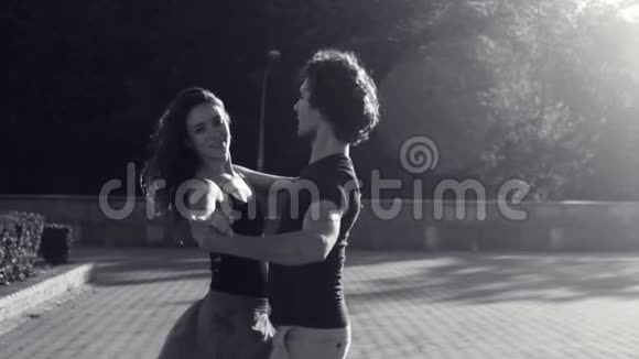 年轻夫妇在广场上跳舞视频的预览图
