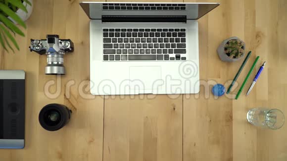 在电脑上工作的人的平躺视频的预览图