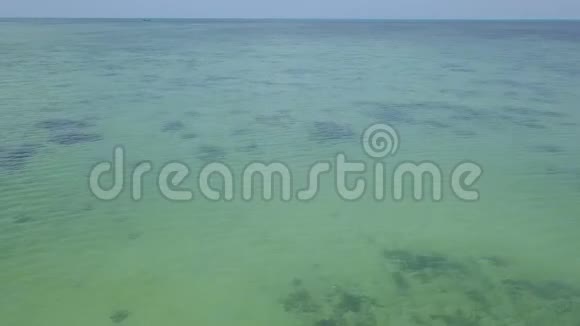 浅绿色热带海的鸟瞰图视频的预览图