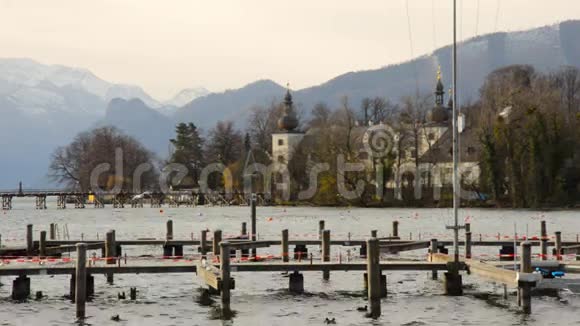 春天复古的奥地利上格蒙登特劳恩湖美景视频的预览图