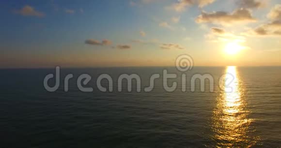 日落时可鸟瞰海岸线视频的预览图
