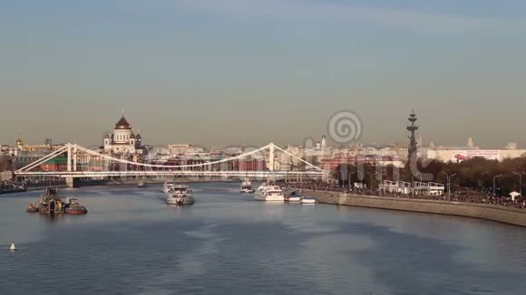 莫斯科河和河堤日莫斯科俄罗斯视频的预览图