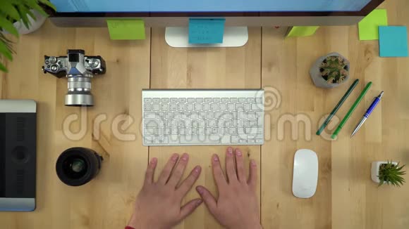 在电脑上工作的人的平躺视频的预览图