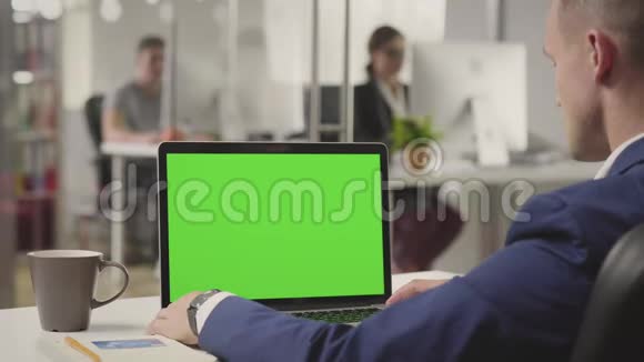在办公室工作电脑的商人视频的预览图