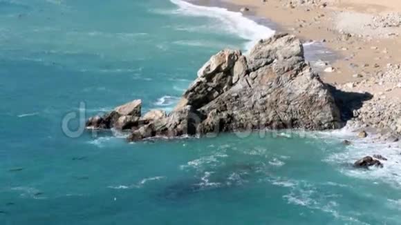 大苏尔的海岸线太平洋海浪拍打悬崖视频的预览图