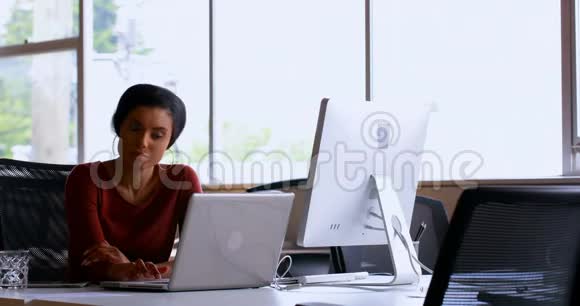 4k台电脑的女性行政人员视频的预览图