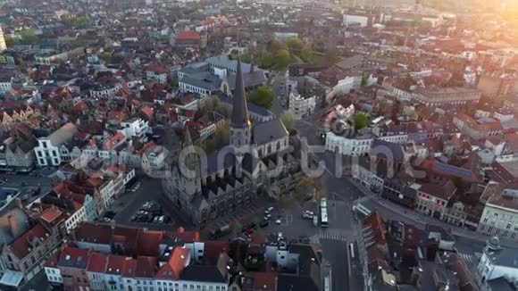 空中俯瞰中世纪大教堂视频的预览图