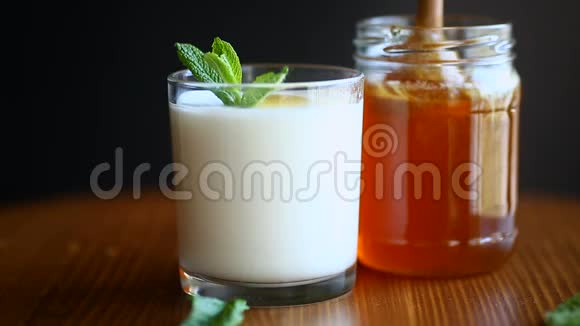 带蜂蜜的甜自制酸奶视频的预览图