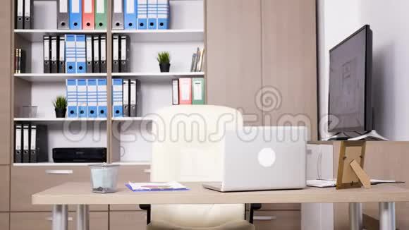 现代办公室内部桌上有笔记本电脑视频的预览图