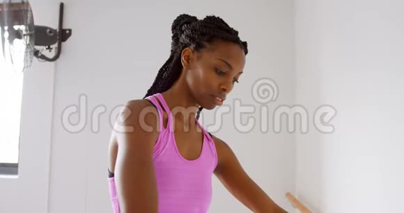 女子在健身室做运动视频的预览图
