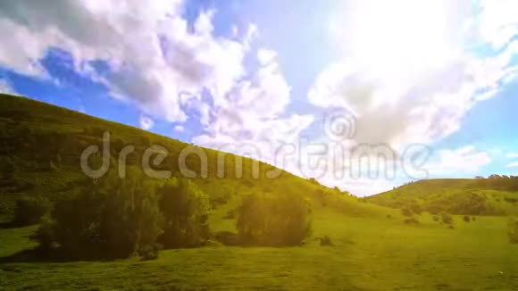 夏季的山地草甸时间流逝云树绿草和太阳光的运动视频的预览图