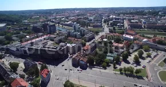 维尔纽斯商业区与城市市政尼里斯河旧城镇的背景立陶宛视频的预览图